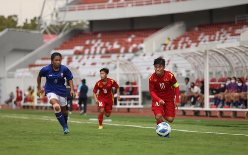 HLV U18 Việt Nam mừng vì học trò lại thắng lớn