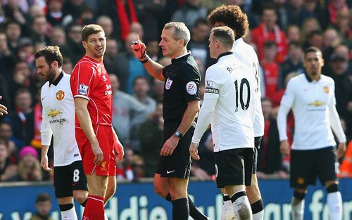 Cả fan Liverpool và M.U đều phản đối trọng tài bắt trận 'derby' ở Anfield