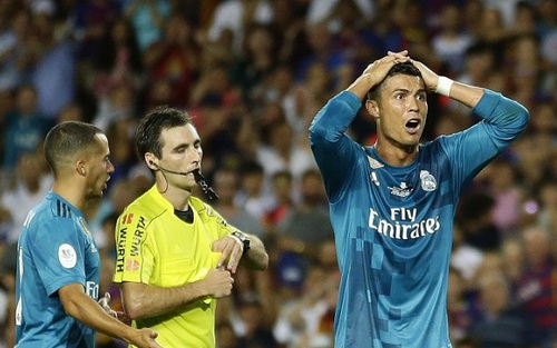 Ronaldo ghi bàn, nhận thẻ đỏ rồi đẩy trọng tài... khoảnh khắc 'bi hài' chỉ diễn ra đúng 1 phút
