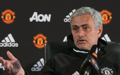 Mourinho đau đầu: 'Chẳng cầu thủ tấn công nào của tôi đáng phải ngồi dự bị cả'