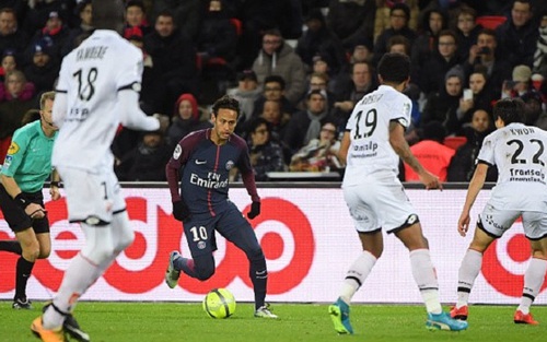 NGOẠN MỤC: Neymar solo qua 6 cầu thủ trước khi ghi bàn