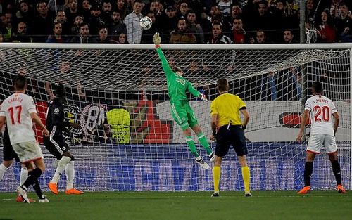 Cận cảnh pha cứu thua xuất thần của De Gea trước Sevilla