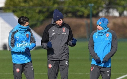 Wenger bí mật bàn chiến thuật với Oezil và Wilshere trước đại chiến Man City