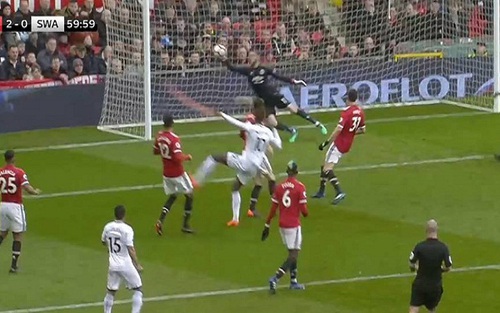 Ngả mũ trước hai pha cứu thua liên tiếp của De Gea trước Swansea