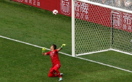Muslera mắc sai lầm, cộng đồng mạng lại lôi Karius của Liverpool ra để chế giễu