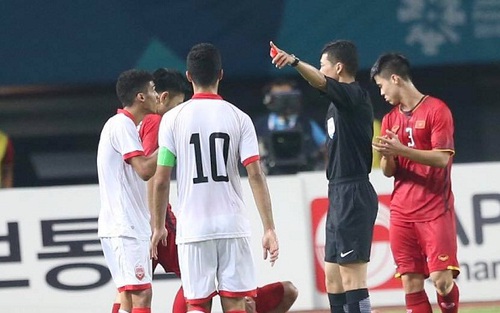 CẬP NHẬT sáng 24/8: HLV U23 Bahrain cay cú trọng tài. CĐV M.U thuê máy bay treo biểu ngữ đòi sa thải Woodward