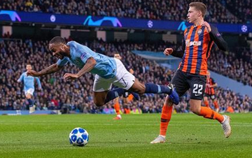 Sterling chơi đẹp, xin lỗi vì đã kiếm về quả 11m 'không đáng có' cho Man City