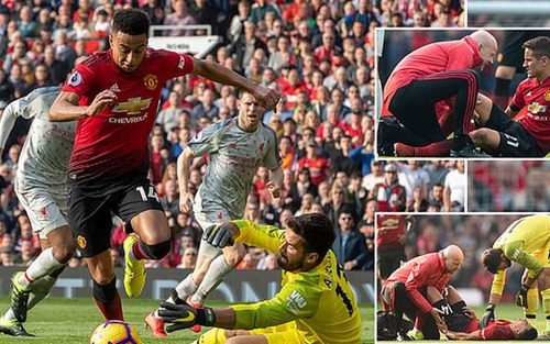 Fan sốc khi M.U thay 3 người dù hiệp 1 trận đấu với Liverpool còn chưa kết thúc