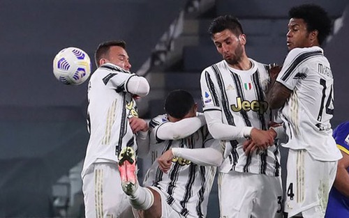 Ronaldo lại cúi đầu né cú sút phạt của cầu thủ Parma