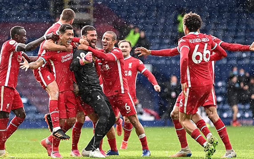 Liverpool: Klopp ‘sốc 1 giây’ khi chứng kiến bàn thắng của Alisson