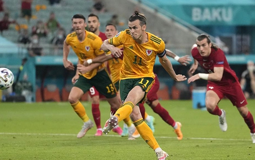 Gareth Bale gây cười khi 'bắn chim' trong tình huống sút 11m