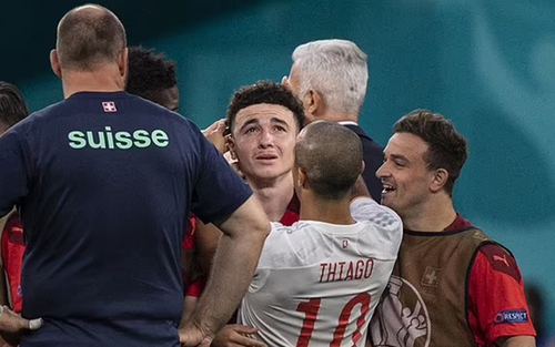 Thiago Alcantara có hành động khiến thế giới nể phục