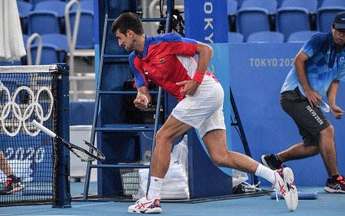 Thất bại ở Olympic 2021, Djokovic đập gẫy vợt và ném lên khán đài