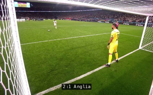 Harry Maguire gây sốt với cú sút 11m sấm sét làm hỏng camera