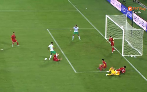 Trọng tài quá nặng tay khi phạt penalty Việt Nam và đuổi Duy Mạnh?