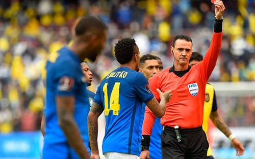 Ecuador 1-1 Brazil: Trọng tài ba lần bẻ còi, Brazil thoát hiểm