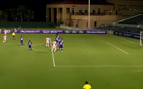 Con trai Beckham tái hiện siêu phẩm đá phạt của bố trong màu áo Inter Miami