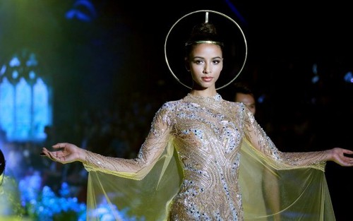 Hoa hậu Flora Coquerel: Thi sắc đẹp ở Pháp cũng cấm phẫu thuật thẩm mỹ