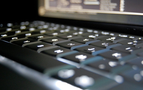 Khám phá laptop 'siêu nhẹ' mới ra mắt của Microsoft