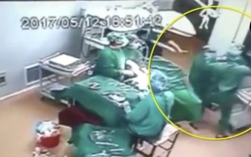 Choáng cảnh hai nhân viên y tế đánh nhau túi bụi khi đang phẫu thuật