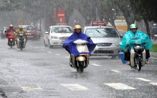 Hà Nội nắng nóng, tối có mưa dông kèm gió giật