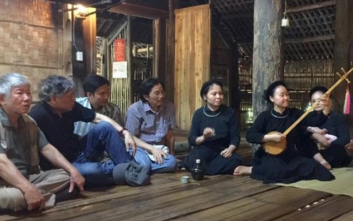 Đàn tính: Ôm đàn em gảy khúc rừng xanh/ Dây mẹ dây cha tiếng đại ngàn
