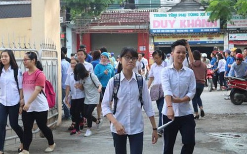 Chùm ảnh: 76.000 học sinh Hà Nội đến trường làm thủ tục thi vào lớp 10