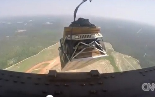 VIDEO: Dàn xe Humvees 'bung dù' từ trên trời như 'Fast and Furious'