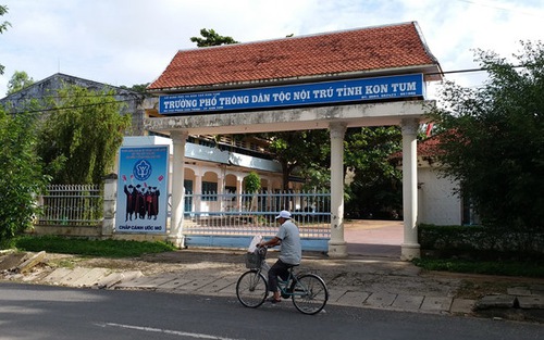 Trường tự ý lấy học bổng của học sinh để trả tiền dạy phụ đạo