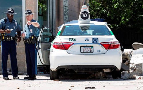 Mỹ: Taxi đâm vào đám đông, 10 người bị thương