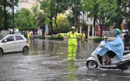CSGT Hà Nội trực chiến phân luồng tại các điểm ngập lụt, cây đổ
