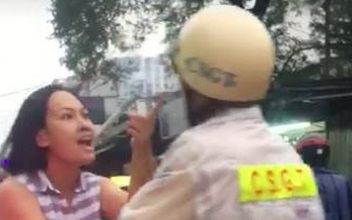 Người quay clip một phụ nữ hùng hổ lăng mạ cảnh sát giao thông cũng bị 'tẩn'