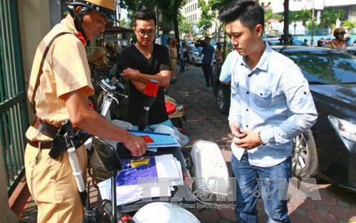 Xin ý kiến Thủ tướng về việc xử phạt ô tô không mang bản chính giấy đăng ký xe