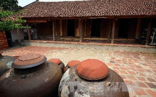 Hỗ trợ người dân làng cổ Đường Lâm tham gia làm du lịch