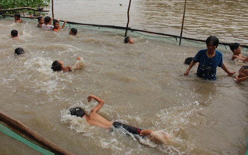 Bà bán vé số và suy ngẫm về những đám tang tập thể