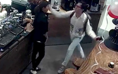 Khánh Casa tát nữ nhân viên bán hàng: Nghĩ từ một ... cái tát