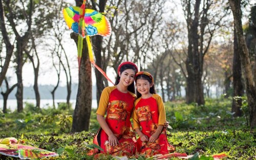 Hoa hậu Ngọc Hân ra mắt bộ sưu tập 'Bức họa đồng quê'