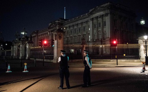 Tấn công cảnh sát bằng dao ngay bên ngoài Điện Buckingham, Anh
