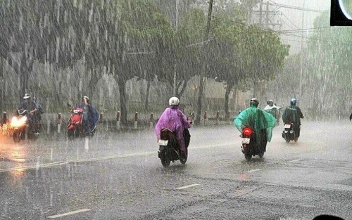 Bão số 10 di chuyển theo hướng Tây Tây Bắc và mạnh thêm