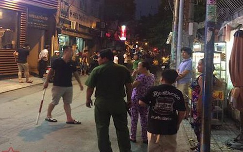 Nổ súng khống chế kẻ dùng hung khí đe dọa cảnh sát