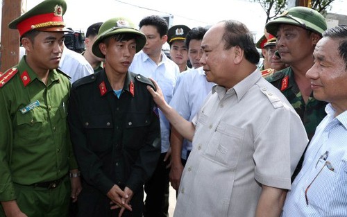 Thủ tướng Nguyễn Xuân Phúc thị sát, chỉ đạo khắc phục hậu quả bão số 10 tại Hà Tĩnh