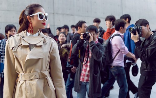 Hoa hậu Phạm Hương nổi bật trên đường phố Seoul Fashion Week