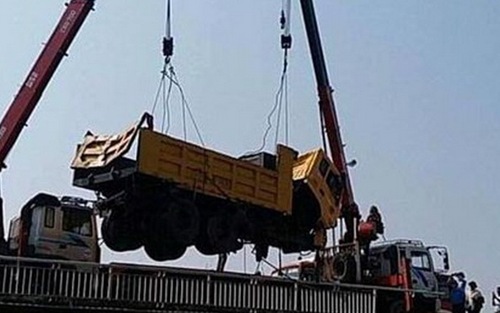 Va chạm, xe tải đâm đổ lan can cầu rơi xuống sông