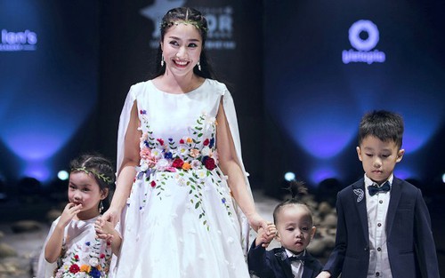 Ốc Thanh Vân cùng 3 con 'chiếm sóng' sàn diễn Vietnam Junior Fashion Week