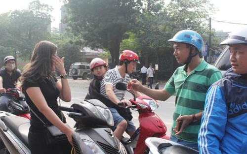 Cảnh sát giao thông cải trang, mật phục xử lý vi phạm an toàn giao thông