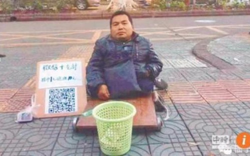 Ăn xin in sẵn mã QR, không có tiền mặt thì quẹt thẻ, quẹt điện thoại