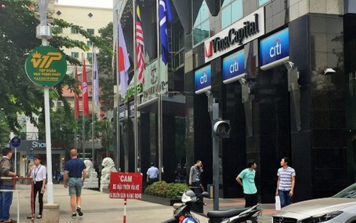 Quận 1 đình chỉ các bãi xe vỉa hè: Giữ xe trong nhà nở rộ, giá tăng gấp đôi