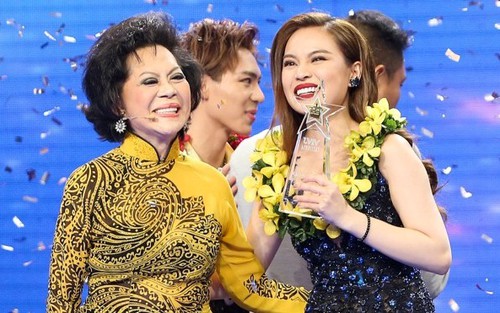 Giang Hồng Ngọc vượt 'gia đình hoa dâm bụt' đăng quang ngôi vị quán quân