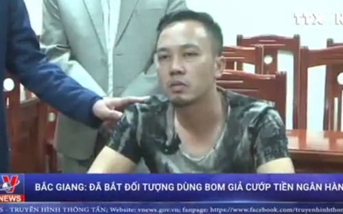 Video clip bắt đối tượng dùng bom giả cướp tiền ngân hàng tại Bắc Giang