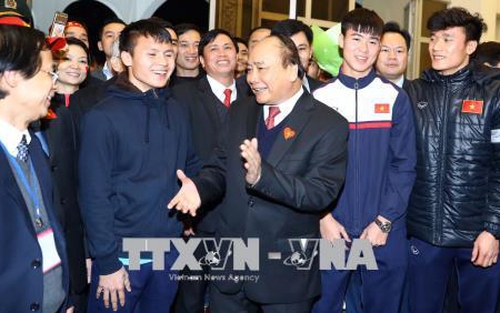 Thủ tướng tặng bóng và áo của cầu thủ U23 Việt Nam để đấu giá ủng hộ người nghèo